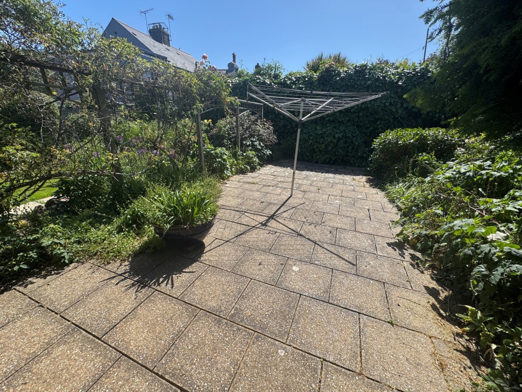 Lot: 94 - TWO-BEDROOM BUNGALOW WITH GARAGE AND PARKING - Rear garden - washing line side